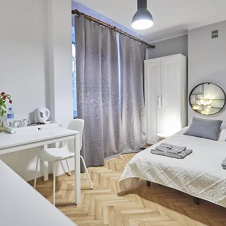 לינה וארוחת בוקר Apart Roma ורשה